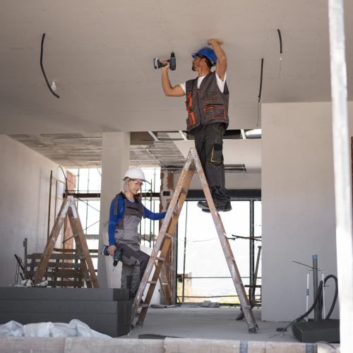 tiro-completo-homem-e-mulher-em-pe-na-escada